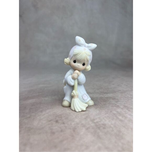 Vintage Precious Moments Figurine Isn’t He Precious 1980s - Picture 1 of 6
